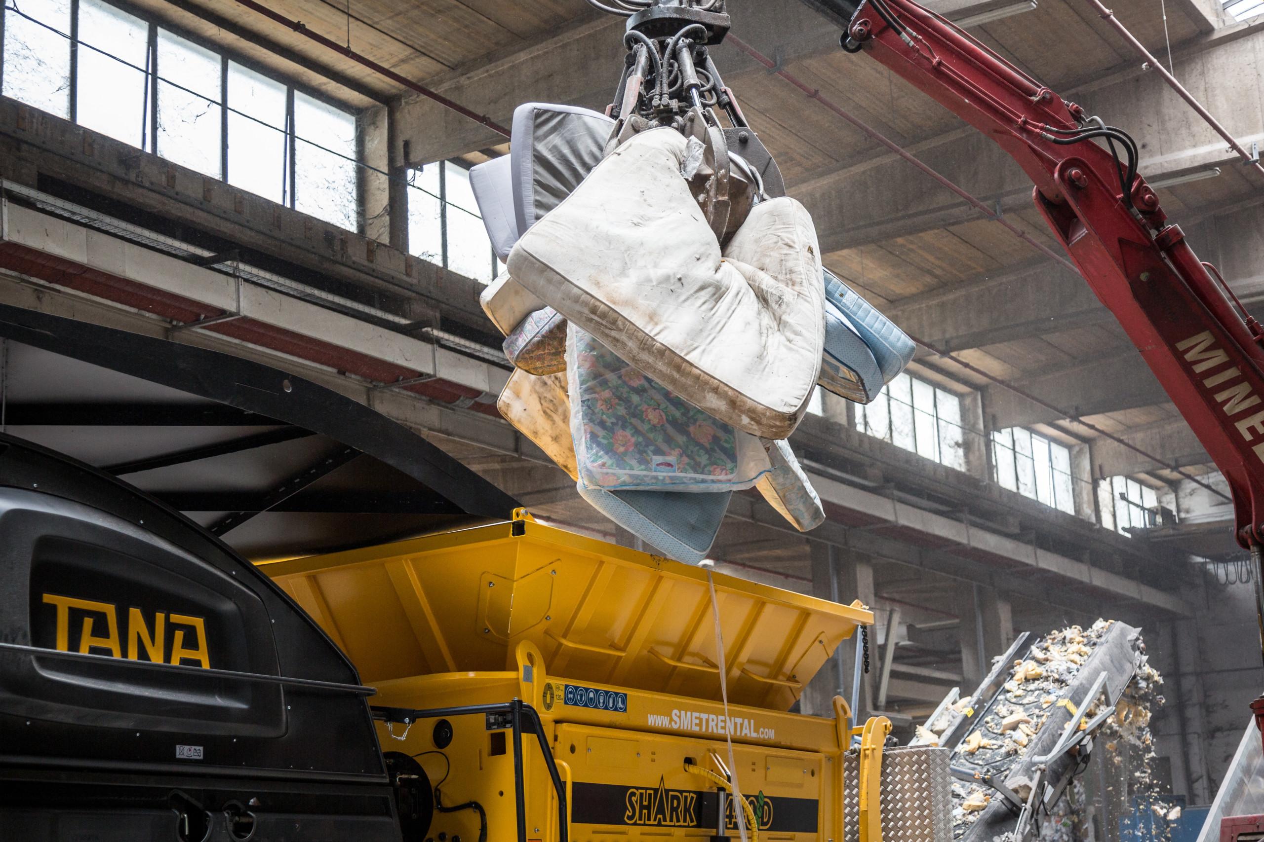 TANA 440Deco shredder shredding mattresses