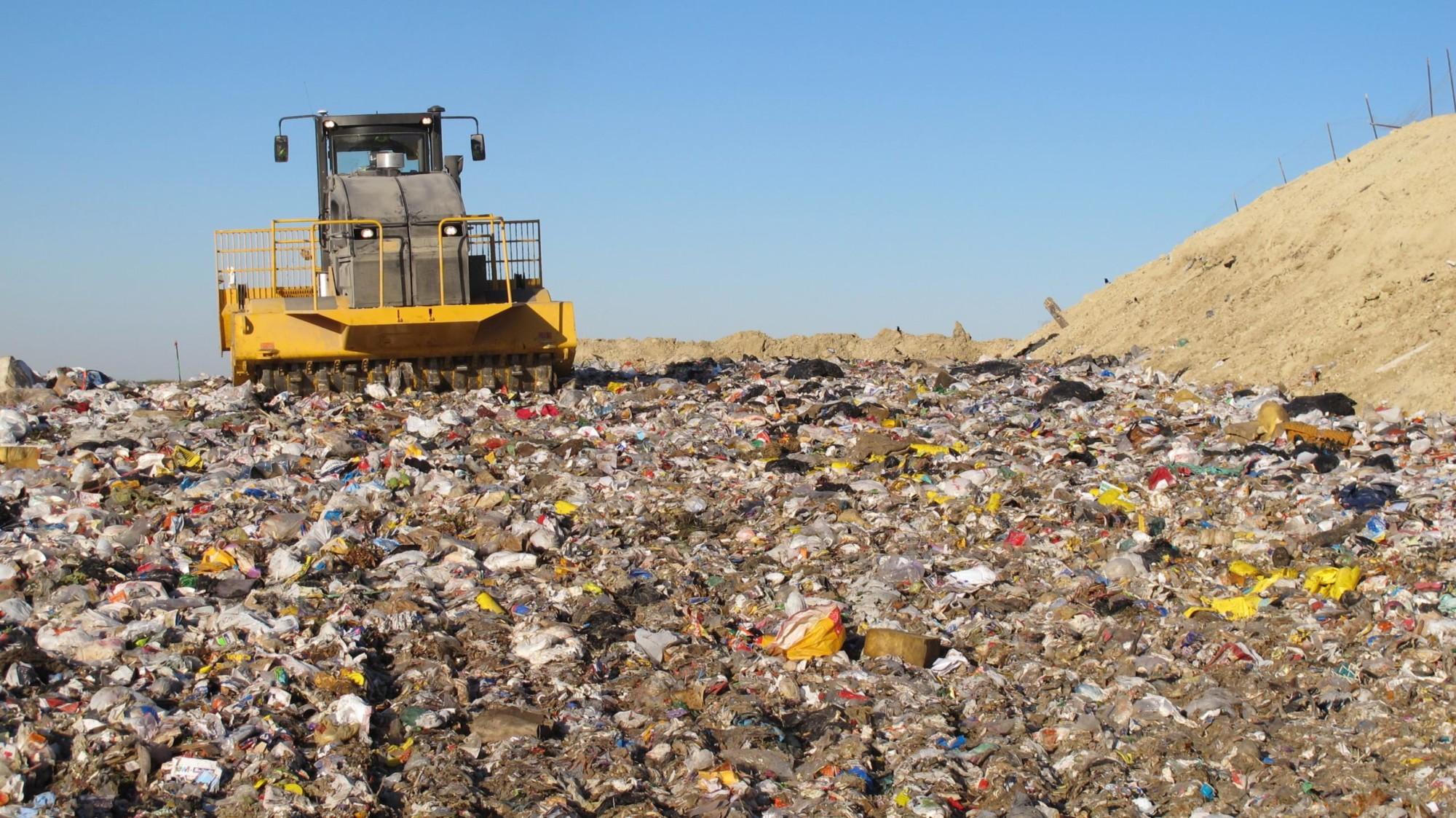 TANA E520 landfill compactor Optimum compaction rate increases the landfill’s capacity