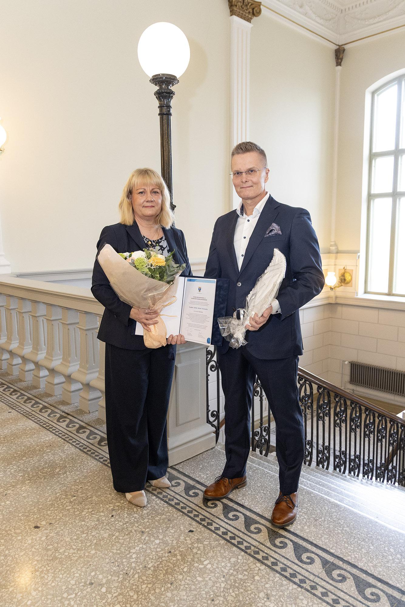 Tana Oy:n Johanna Sajasalo ja Jani Laurikainen vastaanottivat vuoden 2026 Alvari -tunnustuksen